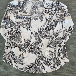 White House Black Market Black and White Leaf Print Polyester Blouse size Small